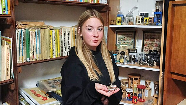 Skauti z valečského oddílu Hyalit nedají na Jaroslava Foglara dopustit. V klubovně mají sbírku foglarovek, ježků v kleci, a dalších předmětů spjatých s tímto autorem. Na snímku členka oddílu Štěpánka Bobková, jejíž předzdívka Rychlonožka pochází právě z Rychlých šípů.