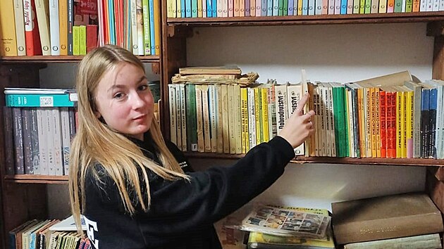 Skauti z valečského oddílu Hyalit nedají na Jaroslava Foglara dopustit. V klubovně mají sbírku foglarovek, ježků v kleci, a dalších předmětů spjatých s tímto autorem. Na snímku členka oddílu Štěpánka Bobková, jejíž předzdívka Rychlonožka pochází právě z Rychlých šípů.