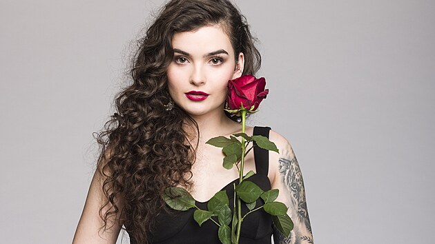 Kristýna Hamříková (25): Modelka a fotografka z Chrudimi je éterickou kráskou, která si užívá, že je jiná než většina žen. Miluje tetování, každé na jejím těle má pro ni hluboký význam. Ráda píše poezii a věří, že vše, co se stane, má svůj důvod. Z negativních zkušeností se snaží poučit. Považuje se za velmi soutěživou a vždy jde tvrdě za tím, co chce. Má za sebou tři vážné vztahy. Nikdy dlouho nezůstávala sama. Nyní je však téměř rok single. Její vysněný partner by měl být charismatický, nesobecký a především musí respektovat její práci, aniž by žárlil kvůli jejímu občasnému focení aktů.