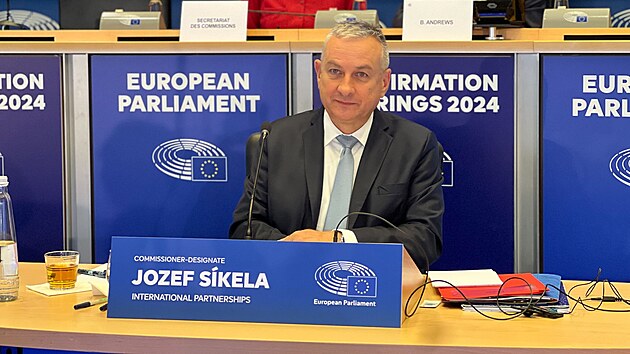 Český nominant na eurokomisaře Jozef Síkela obhajuje před europoslanci v Bruselu svou kompetentnost. (6. listopadu 2024)