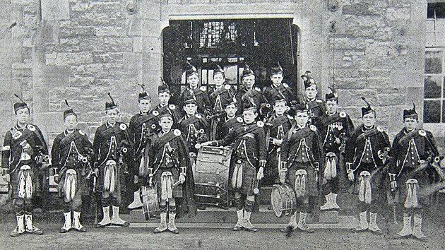 Kapela střední průmyslové školy ve skotském Edinburghu na začátku minulého století. Kilt tehdy sloužil jako sváteční oděv.