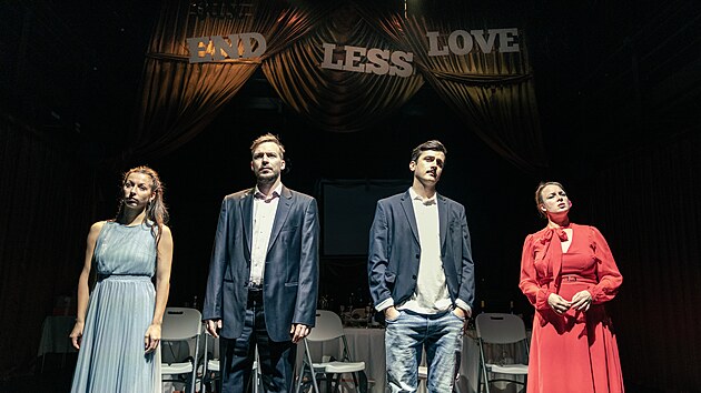 V britské inscenaci 50 způsobů, jak se rozejít hrají (zleva) Maria Leherová, William Valerián, Daniel Krečmar a Lucie Andělová.