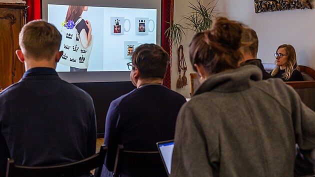 Motivy korunek se objeví i na suvenýrech Hradce Králové. (6. listopadu 2024)