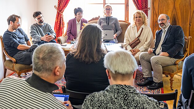 Třetí zleva je Ilona Dvořáková (nez.), náměstkyně primátorky pro oblast kultury, vedle sedí primátorka Pavlína Springerová (HDK).