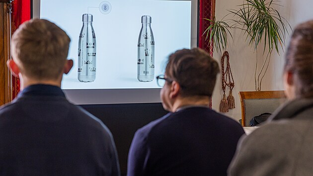 Motivy korunek se objeví i na suvenýrech Hradce Králové.