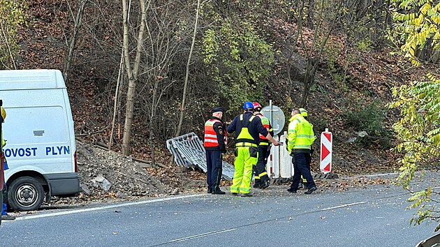 Během výkopových prací v pražské ulici Cementářská mezi Lochkovem a Radotínem v pátek odpoledne došlo k poškození vysokotlakého potrubí s plynem. Část Lochkova se tak ocitla bez plynu. (1. listopadu 2024)