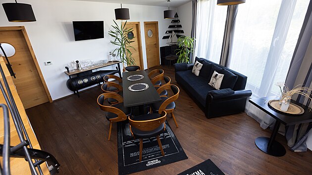 V místnosti v námořnickém stylu se odehrávají porady.