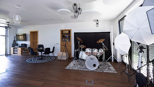 Bicí Mirek dostal od rodiny a byl to pro něj doslova splněný sen. Když je večer v domě sám, zahraje si pro radost.