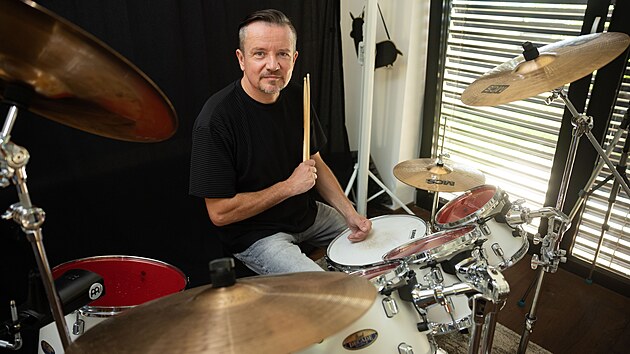 Pokud pán domu zrovna netočí pořad o kriminalistice, najdeme ho, jak hraje na bicí.