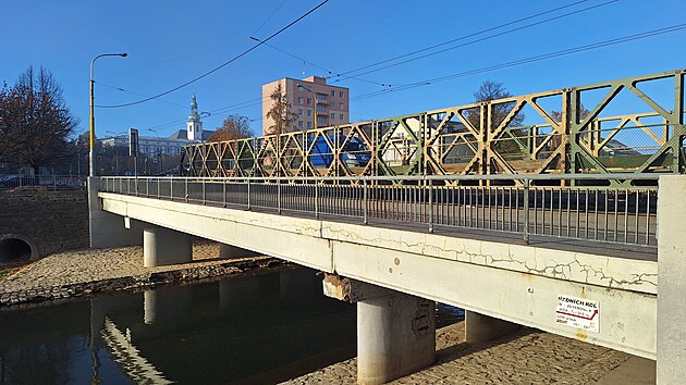 Povodeň most v Ratibořské ulici v Opavě poškodila natolik, že jej nelze opravit. Tlak vody i nárazy naplavenin jej vychýlily z osy.