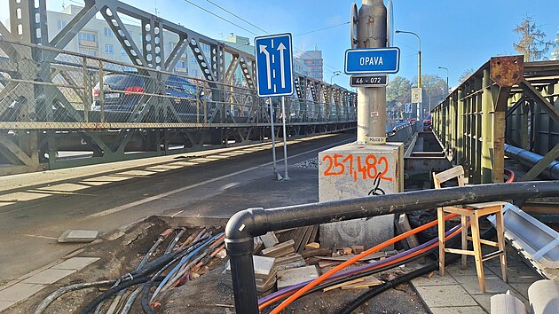 Povodeň most v Ratibořské ulici v Opavě poškodila natolik, že jej nelze opravit. Tlak vody i nárazy naplavenin jej vychýlily z osy. Součástí mostního provizoria je i lávka, jež přes řeku Opavu vede veškeré inženýrské sítě.
