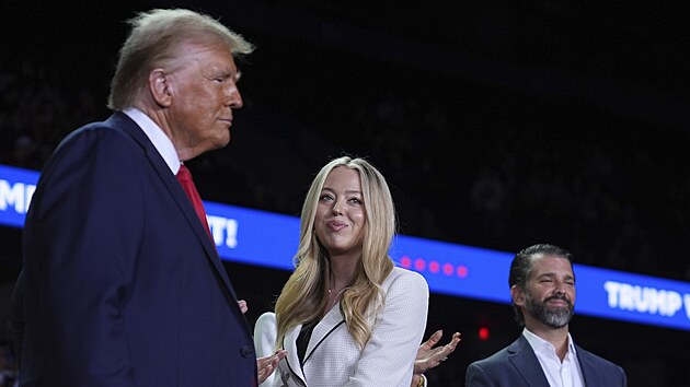 Donald Trump, Tiffany Trumpová a Donald Trump Jr. ve West Palm Beach (6. listopadu 2024)