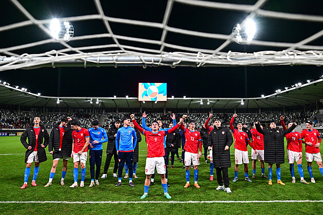 Česká jedenadvacítka slaví postup na Euro poté, co zvládla baráž s Belgií.