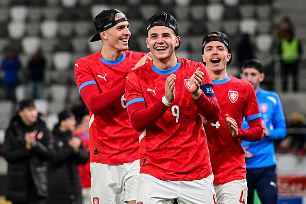 Česká jedenadvacítka slaví postup na Euro. V popředí kapitán Václav Sejk.