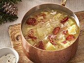 Bílá zelná polévka s klobásou