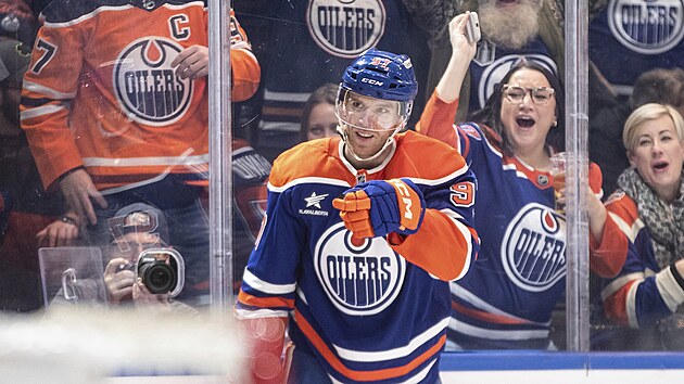 Connor McDavid z Edmontonu slaví tisící bod v NHl.