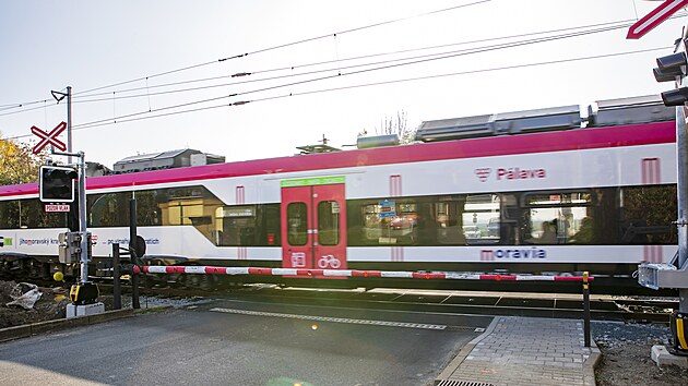 Železniční trať poblíž zastávky Sokolnice-Telnice protínají dvě krajské silnice třetí třídy.