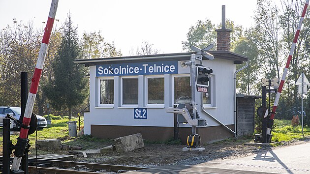 Železniční přejezd s mechanickými závorami poblíž zastávky Sokolnice-Telnice zůstává na jižní Moravě posledním mohykánem, ale jen do konce listopadu, než ho železničáři zruší.
