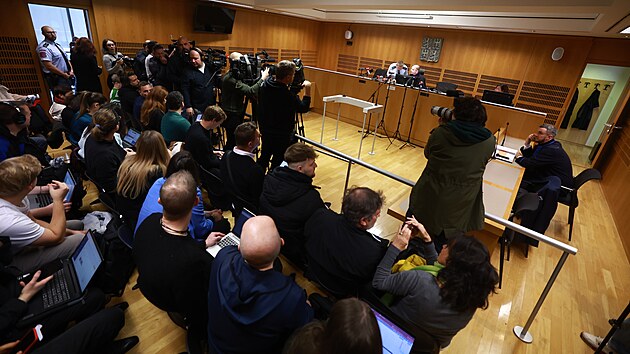 Obvodní soud pro Prahu 8 uznal vinným psychiatra Jana Cimického v kauze vydírání a znásilnění žen. (15. listopadu 2024)