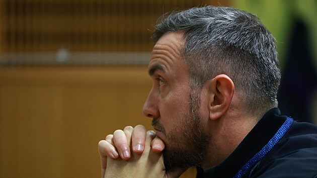 Cimický k soudu nedorazil. U soudu ho zastupuje advokát Miroslav Kučerka. (15. listopadu 2024)