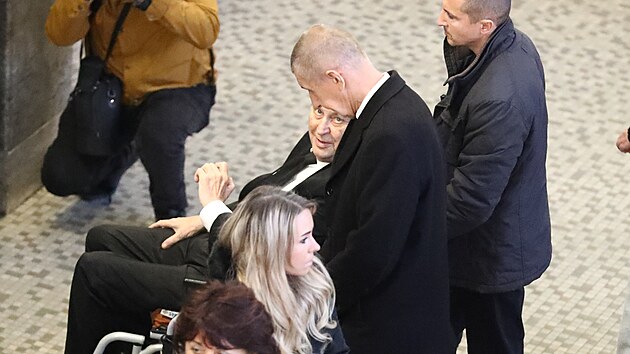 Andrej Babiš a Miloš Zeman po posledním rozloučení s Marií Benešovou. (19. listopadu 2024)