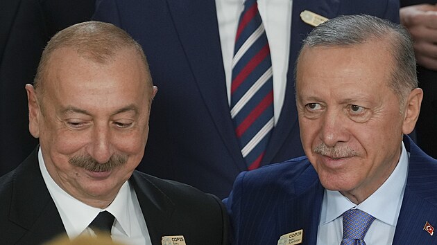 Ázerbájdžánský prezident Ilham Alijev a turecký prezident Recep Tayyip Erdogan (vpravo) pózují pro skupinovou fotografii na klimatickém summitu OSN COP29. (12. listopadu 2024)