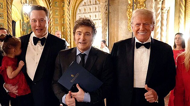 Argentinský ministr zahraničí Gerardo Werthein, podnikatel Elon Musk, argentinský prezident Javier Milei, nově zvolený americký prezident Donald Trump a generální tajemnice argentinského prezidentství Karina Mileiová pózují v Mar-a-Lago v Palm Beach na Floridě. (14. listopadu 2024)