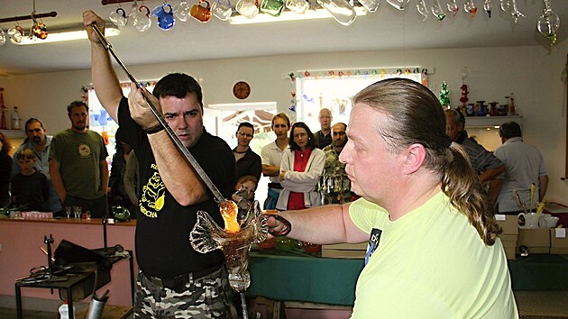 Už po desáté budou bývalí zaměstnanci zaniklé škrdlovické sklárny Beránek v sobotu 7. prosince návštěvníkům sklárny U Hrocha ukazovat, že řemeslný um se ani lety nezapomíná.