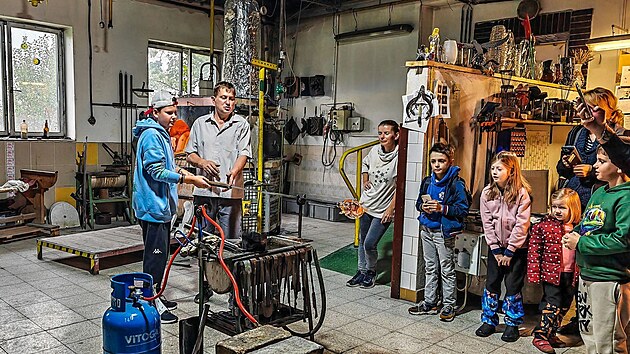 Za další vyhlášenou sklárnou mohou zájemci vyrazit jenom pár kilometrů do Škrdlovic. Nachází se totiž v malé obci Karlov.