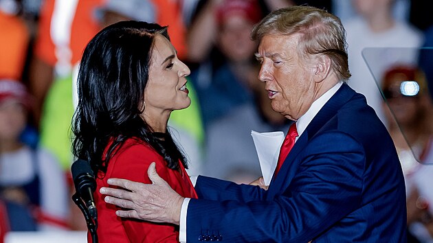 Tulsi Gabbardová a Donald Trump (22. října 2024)