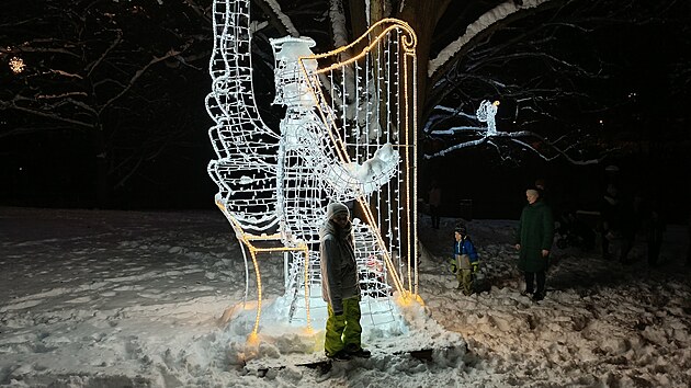 Jedna taková hvězda umístěná v korunách stromu (vpravo na větvi) byla vidět už při loňské výzdobě.