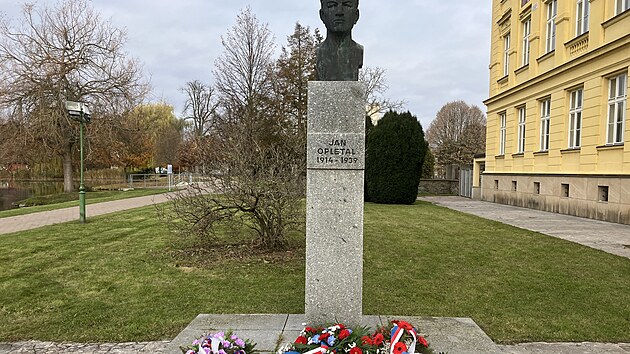 Odkaz Jana Opletala si nejen studenti každoročně připomínají položením věnců před jeho bustu.