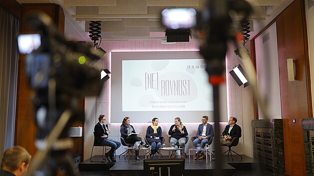 Statistiky ukazují, že ženy v Česku musí pracovat zhruba o dva měsíce déle, aby dosáhly na stejnou roční odměnu jako muži. Kde se bere tato nerovnost? A jak ji narovnat? Především o tom diskutovali hosté u kulatého stolu „Rovné příležitosti žen a mužů“.