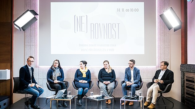 U kulatého stolu „Rovné příležitosti žen a mužů“ diskutovali právnička a odborářka Šárka Homfray, ředitel Odboru rovnosti žen a mužů Úřad vlády Radan Šafařík, ekonom Daniel Münich, Jana Skalková z Ministerstva práce a sociálních věcí a Michaela Prajerová ze společnosti Philip Morris