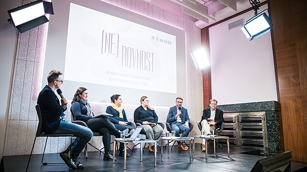 U kulatého stolu „Rovné příležitosti žen a mužů“ diskutovali právnička a odborářka Šárka Homfray, ředitel Odboru rovnosti žen a mužů Úřad vlády Radan Šafařík, ekonom Daniel Münich, Jana Skalková z Ministerstva práce a sociálních věcí a Michaela Prajerová ze společnosti Philip Morris