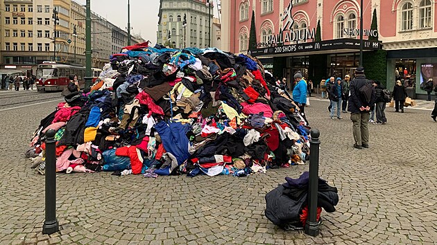 Kupa oblečení na náměstí Republiky. (11. 11. 2024)