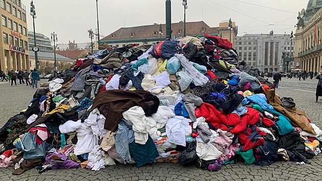 Kupa oblečení na náměstí Republiky. (11. 11. 2024)