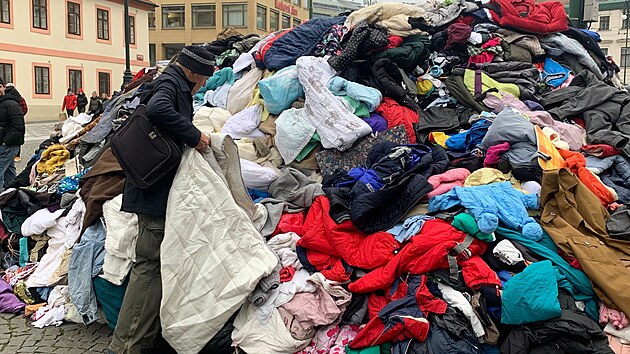 Kupa oblečení na náměstí Republiky. (11. 11. 2024)