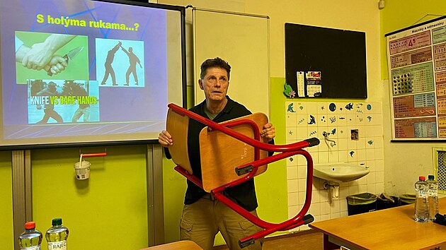 Takto vypadá nácvik obrany proti střelci na základní škole. (12. listopadu 2024)