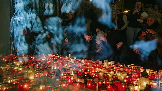 Lidé zapálili svíčky na Národní třídě k připomenutí událostí 17. listopadu 1989. Koná se v rámci iniciativy Díky, že můžem. (17. listopadu 2024)