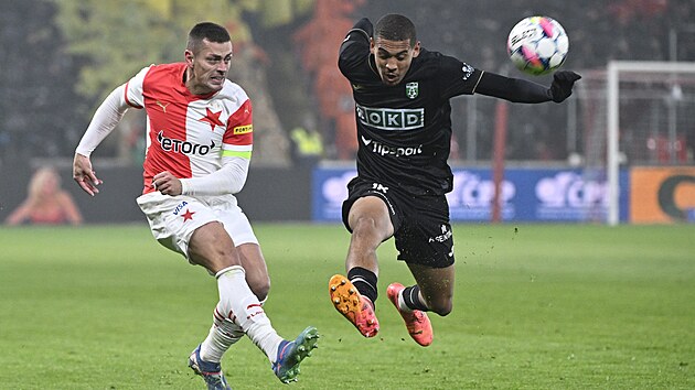 Obránce Slavie Tomáš Holeš v akci s útočníkem Karviné Guimarãesem da Silvou