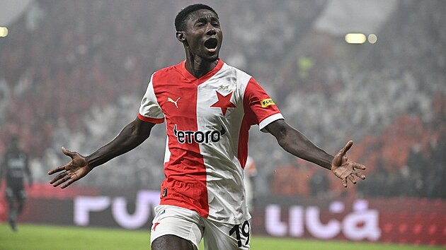 Oscar Dorley otevírá skóre pro Slavii v utkání s Karvinou.