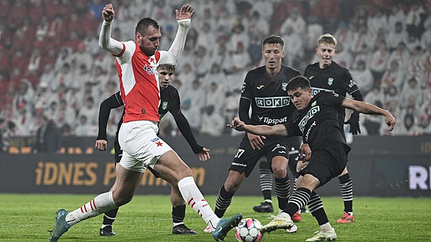 Útočník Slavie Tomáš Chorý se snaží prosadit v hloučku soupeřů z Karviné.