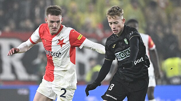 Karvinský David Planka brání míč před Štěpánem Chaloupkem ze Slavie.