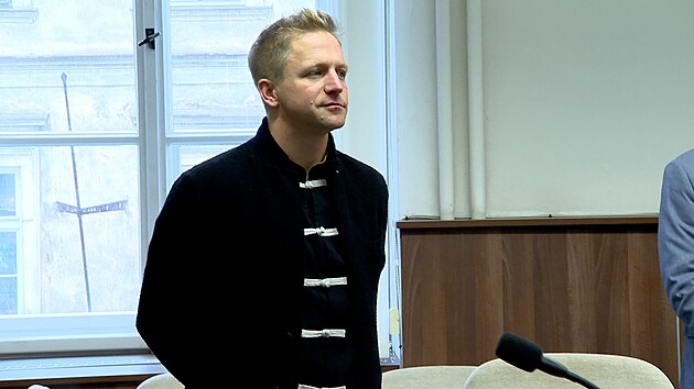 Zpěvák Tomáš Klus u Okresního soudu Praha-západ (13. listopadu 2024)