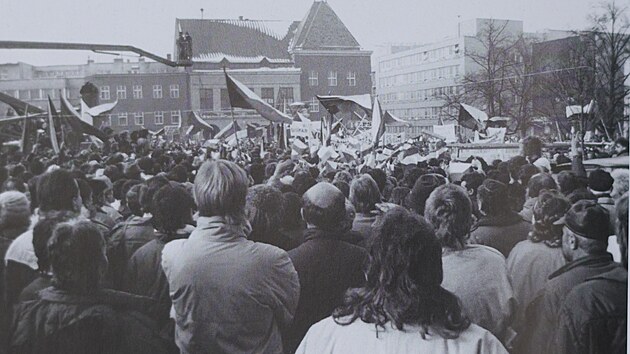 Generální stávka 27. 11. 1989 na náměstí Míru ve Zlíně. Fotografie je z knihy Moje svědectví o listopadových událostech 1989 ve Zlíně. Autor knihy František Bobák