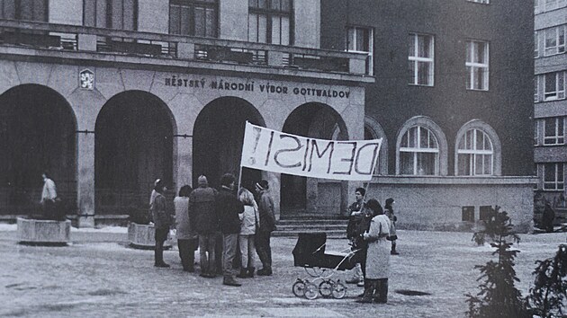 Studentská hlídka před radnicí požaduje odchod komunistů z čelních funkcí u Městského národního výboru v prosinci 1989. Fotografie je z knihy Moje svědectví o listopadových událostech 1989 ve Zlíně. Autor knihy František Bobák