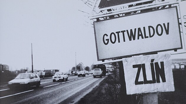 Ručně vyrobený nápis Zlín, název byl městu vrácen 1. 1. 1990. Fotografie je z knihy Moje svědectví o listopadových událostech 1989 ve Zlíně. Autor knihy František Bobák