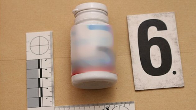 Různé medikamenty a léky, které policisté zabavili muži obviněnému z podílu na smrti kamaráda. (15. listopadu 2024)