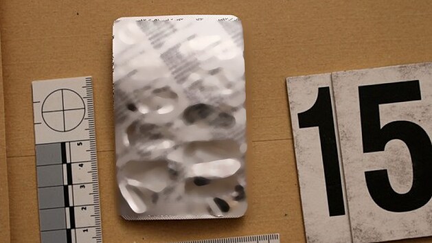 Různé medikamenty a léky, které policisté zabavili muži obviněnému z podílu na smrti kamaráda. (15. listopadu 2024)